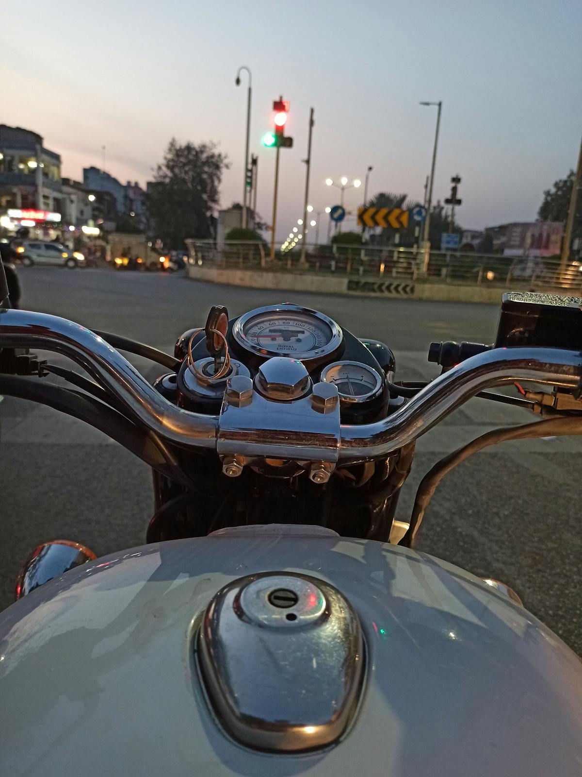 Wartungsarbeiten an einem Fahrzeug in der Autowerkstatt